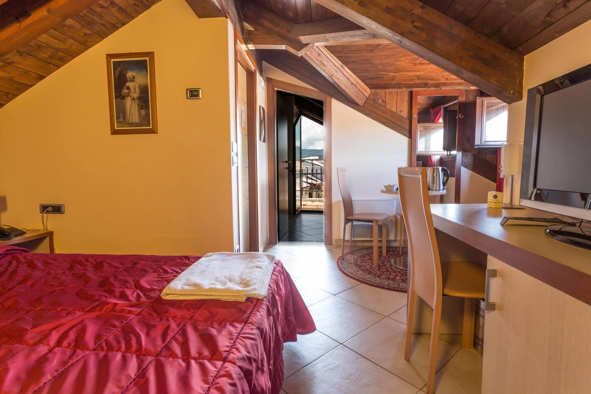 Hotel Conte Ruggero Serra San Bruno Eksteriør bilde