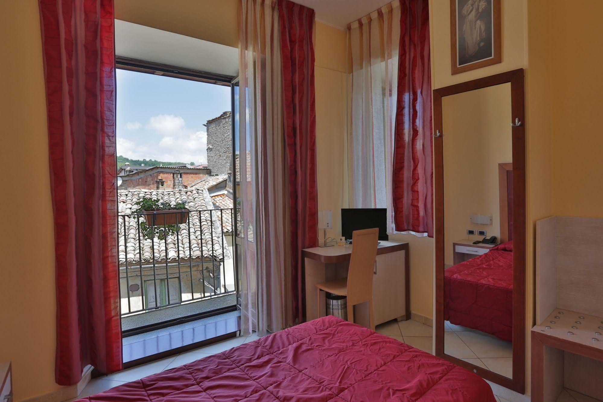 Hotel Conte Ruggero Serra San Bruno Eksteriør bilde