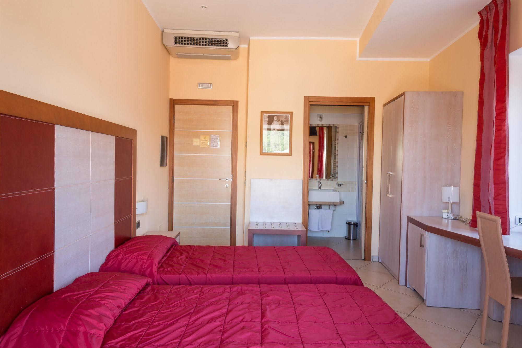 Hotel Conte Ruggero Serra San Bruno Eksteriør bilde